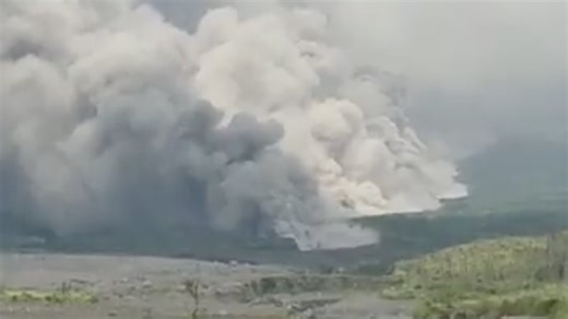 Erupție vulcanică violentă în provincia Java din Indonezia. Mii de persoane au fost evacuate
