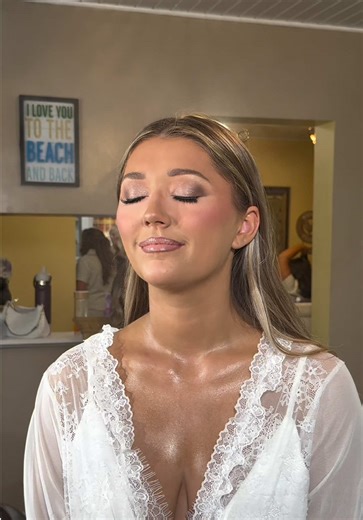 Let’s talk SPRAY TANS !!!! 🗣️🗣️🗣️ I’ve been getting lots of comments saying “you made them orange” or “you didn’t use the right color” or “you made them 10 shades darker”….. I color match their spray tans. Matching foundation to a spray tanned body is very different than color matching a pale face. Most of my client sit in my chair with a pale face and a tanned body, my job is to make those two match so everything is the same color. 🤗🤌🏻 Would you want me to color match their face (with no 