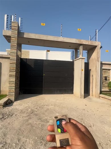 Gate automation done and dusted, check it out 👌Icosmart ILG10 smart heavy duty Gate Operator 1000kg and accessories which includes 1. Smart WiFi module 2.40W Solar panel and Solar Charge Controller 20A 3. Battery 24V 10Ah 4.4meters rail 📍📍 Office 2 Adjacent NNPC filling station,Abiola way, Abeokuta Ogun state ✳️Talk to Sunshine smart crib's 📲07087828894
