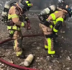 Firefighter Lover on Instagram: "@fire71man MiamiDade firefighters exchange SCBA bottles during the fire ( Plz DM for credits or removal ) ---------- 🤜 Tag a friend 🔔 Turn Post Notification On * Follow our and tag us in your next picture for a chance to be shared! Thank you ! 💛 . . . #firefighter #firefighters #firefighterlife #firefighterposts #firefighterfitness #firefighters_daily #firefighter_brotherhood #firefighterowned #firefightergirl #firefighterfamily #firefighterheros #firefighterf