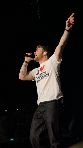 Someone show this to Rebecca Yarros…