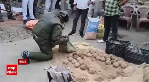 100 live bombs 💣recovered from TMC worker, Rafikul Islam's house in Bhangar.Allegedly aasmani Kitab (User Manual) also recovered.Few days back Mamata Banerjee has said that 💣Bomb maker Soukat Molla is his favourite candidate.