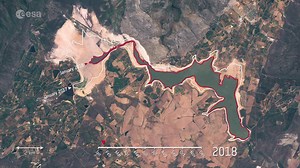#WaterForLife: water levels in the #Theewaterskloof Dam in South Africa’s Western Cape Province have dropped dramatically over recent years. The dam is the major source of water for domestic and agricultural uses in the region. Over the last year, this lack of water has caused the production of grain to drop by more than 36% and the production of wine grapes to drop by 20%, for example. See http://www.esa.int/Our_Activities/Observing_the_Earth/Satellites_key_to_addressing_water_scarcity (pic: co