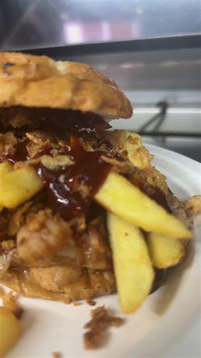 Senza glutine panino Panetteria Citro Pulled Pork provola alla piastra patatine cipolla croccante barbecue #Ciropaninishow #FoodTok #pulled #provola #cipollacroccante