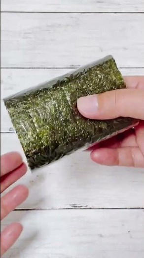 おにぎりをラップで包む便利な方法 ただのラップで包むだけではない便利な包み方です。一度やってみてくださいね。