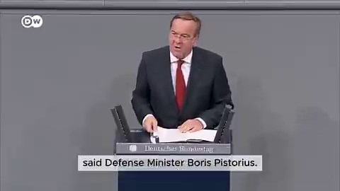 Ένα εκατομμύριο Γερμανοί άνδρες έλαβαν ψηφιακές ειδοποιήσεις που δήλωναν ότι χρειάζονται την έγκριση του Υπουργείου Άμυνας για να ταξιδέψουν εκτός της χώρας.Οι αρχές του αεροδρομίου σταμάτησαν περισσότερους από 40.000 μόνο τον Απρίλιο του 2026.Τόσα για την ελευθερία κινητικότητας