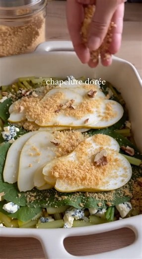Voici une recette élégante et réconfortante de gratin de blettes (côtes & feuilles) au bleu, poire et noix, surmonté d’une chapelure dorée et croustillante 🧀 Ingrédients (pour 4 à 6 personnes) 🔹 Légumes et fruits 1 botte de blettes (environ 800 g, côtes feuilles) 2 poires mûres mais fermes (type Williams ou Comice) 1 oignon, finement émincé 1 c. à soupe d’huile d’olive Sel et poivre 🔹 Sauce et garniture 120 g de bleu (Bleu d’Auvergne, Fourme d’Ambert ou Gorgonzola) 20 cl de crème fraîche 1 œu