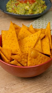 E você já pensou em fazer seu próprio doritos em casa? Essa receita sai muito mais barata do que comprar eles prontos e é perfeita para acompanhar guacamole ou outros molhos. Bora aprender! | Cook'n Enjoy