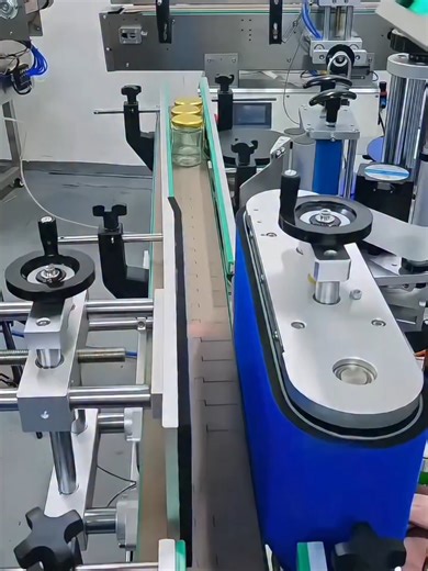 Label applicator machine by YKautom.