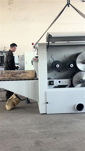 Sawmill Machine for Efficient Wood Cutting