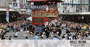 京都・祇園祭の前祭の山鉾巡行　鶏鉾の車輪壊れて立ち往生、一時混乱