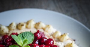 Pavlova aux cerises, coulis de fruits rouges