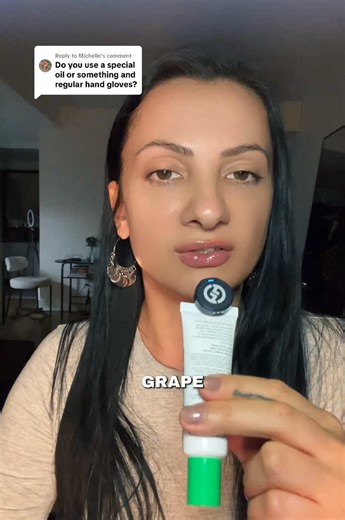 Replying to @Michelle Choosing the right oil for face massage = 50% of the result. These 5 oils are: ✔️ non-comedogenic ✔️ lightweight ✔️ suitable for most skin types My top 5: grape seed, argan, jojoba, almond and squalane oil I use them in professional facial massage sessions to avoid clogged pores, irritation, and heaviness on the skin. ✨ Which one is your favorite? #buccalmassage #facialmassage #lymphaticdrainage #oils