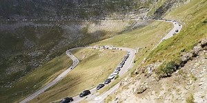 VIDEO Coadă de 4 kilometri pe Transfăgărășan: ”E august, e week-end” / Un șofer clujean: ”E ca și când vin dimineața din Florești spre Cluj-Napoca”