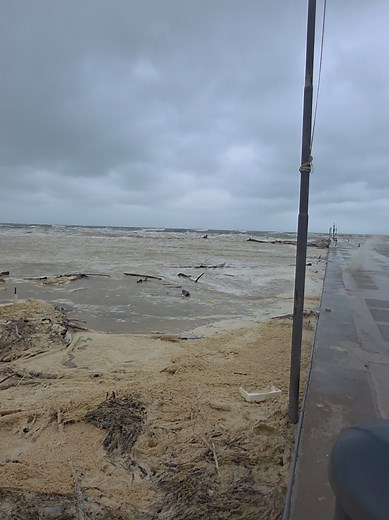 Mareggiata in corso a #BellariaIgeaMarina 🌊🌊🌊 #meteo #emiliaromagna #rimini