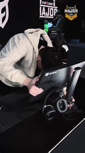 Maybe the final setup and warmup for B8 Esports! Can they make it to Playoffs? 👀 🖥️ Setups by #Alienware, powered by #IntelGaming | StarLadder CS:GO