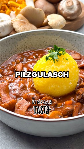 Einfach Tasty on Instagram: "Saftiges Pilzgulasch mit Rotwein und geräuchertem Paprika macht satt, braucht nur einen Topf und ist in 30 Minuten fertig. 🥘🍽️ 🛒 Du brauchst: 👉 2 EL Speiseöl, 80 g Zwiebeln, 80 g Karotten , 800 g Pilze (Champignons, Pfifferlinge, Steinpilze etc.), 150 ml Rotwein, 2 TL Tomatenmark, 2 EL Dijon-Senf , 1 EL Sojasauce, 1 TL Backkakao, 1 TL Paprikapulver, geräuchert, ½ TL Thymian, 1 TL Salz, 2 Lorbeerblätter, 350 ml Gemüsebrühe, Knödel als Beilage 💡 Das ganze Rezept f