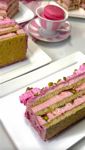 Gourmandises toutou on Instagram: "𝒢𝒶̂𝓉𝑒𝒶𝓊 𝒻𝒾𝓃𝒶𝓃𝒸𝒾𝑒𝓇 𝓅𝒾𝓈𝓉𝒶𝒸𝒽𝑒 𝒻𝓇𝒶𝓂𝒷𝑜𝒾𝓈𝑒 Crème pâtissière: 300ml lait /200ml coulis de framboises/4 cas de sucre /1 sachet de poudre (crème pâtissière) 40g / 200g de beurre Financier 100g de poudre de pistache 60g d’amande en poudre 100g de beurre noisette 30g de farine 120g de sucre glace 120g de blancs #financier #alghorithm #explore #foryou #viral #pastry #pourtoi #fyp #foodphotography #4 #viralreelsvideo❤️"