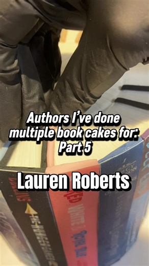 I know I know, I have to make a Fearless cake soon, I didn’t have the time last year but fully intend on completing the cake trilogy this year. If you’re looking for a book with banter, yearning, and another MMC that will consume you, this series is the one to start 😆📚🎂 #laurenroberts #powerless #reckless #bookstagram #booktok @Lauren Roberts @Simon & Schuster @Food Network @Books-A-Million @Barnes & Noble @Goodreads @Kelly Clarkson Show