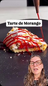 Ingredientes Para a massa: 300 g de farinha de trigo 5 g de fermento em pó (1 colher de chá cheia) 5 g de açúcar de baunilha ou 1 colher (sopa) essência 40 g de açúcar de confeiteiro 50 g de iogurte natural mais firme 50 ml de óleo 1 ovo 100 g de manteiga em temperatura ambiente Para a finalização: Morangos frescos Creme de chocolate e avelã Amêndoas laminadas (opcional) Açúcar de confeiteiro para polvilhar 👩‍🍳 Modo de preparo Misture manteiga, ovo, açúcar, iogurte, óleo e baunilha. Acrescente