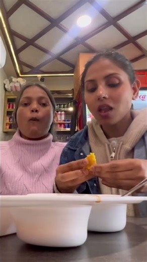 Aaj content simple hai… hum aur hamara khana 😋Good food + good company = best therapy #qsr