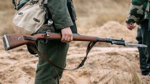 Ein Attentat mit Bajonett und einem Gewehr aus dem Weltkrieg
