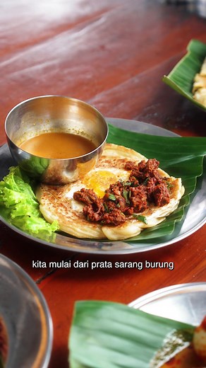 #siylist Eps Kedai Prata Pak Long Kadang kita pikir prata atau canai itu rasanya ya begitu-begitu aja. Tapi di Kedai Prata Pak Long, semuanya dibuat fresh — dari adonan yang ditepuk sampai matang, bukan sekadar dipanaskan ulang. Prata sendiri asalnya dari India, dan di Melayu dikenal sebagai canai. Di sini, rasanya tetap autentik tapi hangat dan comforting. What We Eat Prata Sarang Burung Nasi Lemak Kari Ayam Lontong Sayur khas Kepulauan Riau Martabak 2 Telur Prata Ice Cream Teh Obeng & Teh Tari