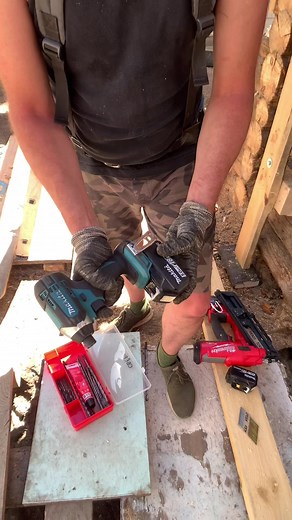 #tool #screwdriver #builder #carpenter #roofer #professional #foreman #construction #worker #wood #bar #board #drill #bit #fastening #structure #frame