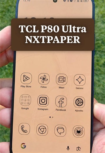 El TCL P80 Ultra parece un móvil normal hasta que pulsas un botón y la pantalla se convierte en tinta electrónica. Así, sin avisar. TCL lo ha enseñado en la IFA de Berlín, una de las ferias más importantes del mundo, y lo ha presentado en tres dispositivos, versión Base, versión Pro y versión Ultra. La que sale en el vídeo es la Ultra, y es el primer móvil del mundo que monta la tecnología NXTPAPER con un botón específico para saltar de la pantalla AMOLED al modo papel en un segundo. El modo lec