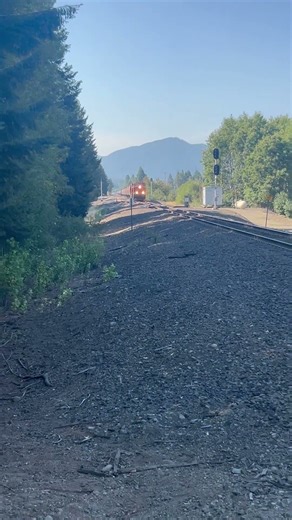 BNSF ET44C4 3916 & BNSF ES44C4 6624 leading an empty grain train, with an awesome horn salute.🫡 🔥