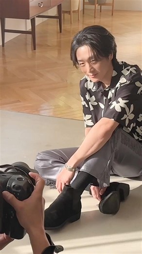 好評のジャケット撮影風景シリーズ📸✨️本日はサンセット盤のメイキング☀️追撃盤は7/15発売！たくさんのご予約お待ちしております🙇#真田ナオキ #プルメリアラプソディ