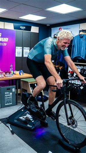 L’aventure Alltricks Virtual Tour continue ! ⚡️ Immersion au cœur de l’ambiance du Alltricks Virtual Tour ! @denisbrogniart_off s’est prêté au jeu et on peut vous dire qu’il a sérieusement fait grimper les watts ! 📈 Il reste encore quelques sessions de qualifs en boutique pour tenter de nous rejoindre pour la grande finale à Paris. Ne tardez pas à réserver votre créneau, les places partent vite. 🔗 Lien en bio pour s’inscrire. | Alltricks