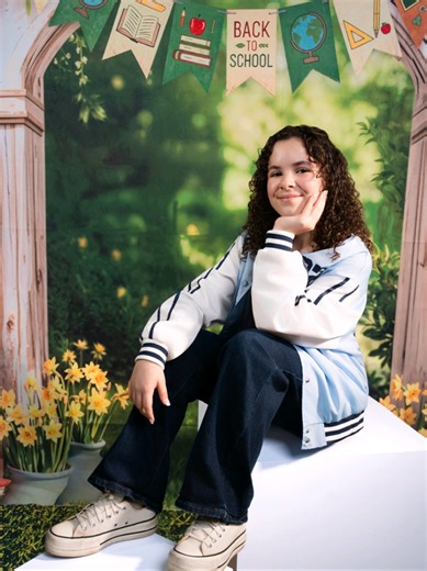 Back to School vibes 📚✨ A simple but vibrant session using this amazing backdrop from @Kate Backdrop Perfect for school portraits and themed studio sessions. If you're looking for creative backdrops for your shoots, definitely check out Kate Backdrop. 🎁 Discount code: PROMO CODE: heyochoa #fotografia #katebackdrop #katebackdropcollaboration #photography #creatorsearchinsight