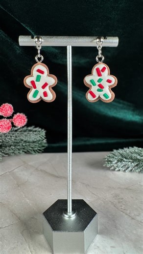 These iced gingerbread cookie earrings are giving being home for the holidays and baking cookies in a cute little apron while it’s snowing outside and your high school crush knocks on the door 🎄🍪 (just me? anyone else?) My Christmas collection launches Saturday 11/22 at 7pm ET, and it’s always my biggest (and fastest-selling!) drop of the year! So if you love handmade magic, cozy details, and earrings that make you feel extra cute, mark your calendar and set your alarm! ⏰ 💌 | The Cozy Crafter