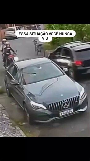 Voce viu.....LADRÃO DESPREPARADO VIRA ASSUNTO NAS REDES Uma tentativa de roubo terminou de forma inusitada em Nova Iguaçu, na Baixada Fluminense. Imagens de câmeras de segurança flagraram o momento em que um criminoso tenta furtar um carro de luxo, modelo Mercedes-Benz, estacionado na Rua Desembargador Machado Guimarães, no bairro Jardim Tropical. De acordo com as gravações, o suspeito chega a entrar no veículo, mas demonstra total dificuldade para manobrar e sair com o automóvel. Sem conseguir 