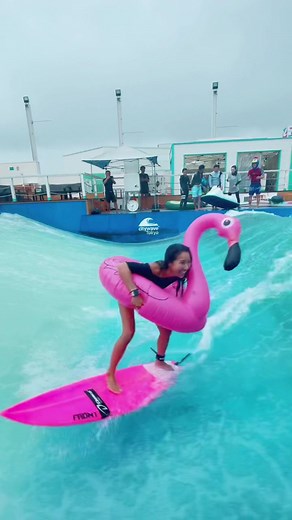 浮き輪シリーズ全滅でもサーフボードなら乗れます！🏄‍♀️#サーフィン女子 #サーフィンのある生活 #サーフィン #人工サーフィン #サーフガール #横乗り女子 #面白い動画 #いいね #フォロー #バズれ #チャレンジャー #やってみた #challenge #爆笑 #バズりたい #横乗り