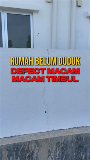 Kalau rumah baru dah penuh defect, siapa yang patut tanggung? Owner ke developer? 😬 . Ramai terkejut bila baru dapat kunci, terus jumpa crack besar, pintu tak boleh lock, finishing tak cantik. . Defect ni nampak kecil, tapi kalau dibiarkan boleh bawa kepada kerosakan besar dan kos ribuan ringgit. Buat inspection awal boleh selamatkan banyak masa & duit anda. . 🏠 Dapat kunci je, terus check defect dulu. 💬 Dapatkan consultation PERCUMA dengan team Defect Pro hari ni! | Defect PRO