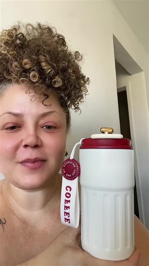 Copo Térmico Cafe 450ml Inox com Termômetro Digital na Tampa – Controle de Temperatura O copo térmico em aço inox com termômetro digital inteligente permite que você veja a temperatura da bebida apenas tocando na tampa. Ideal para quem gosta de café, chá ou água na temperatura exata, sem risco de queimar a boca. Com parede dupla e isolamento térmico eficiente, conserva líquidos quentes ou gelados por horas. A tampa possui vedação segura e visor em LED sensível ao toque, trazendo mais praticidade