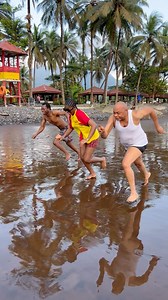 À Penka-Michel il n’y a pas la mer donc comprenez mon émotion 😂😂😂 À ce soir à l’institut français de Douala en tout cas . NB : entrée libre et gratuite dans la limite des places disponibles. | Ulrich Takam