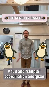 How fast can you flap? Do the penguin dance! 🐧 This coordination exercise is simple and gets silly fast: 👏 Front – back – under leg – back – front – back – other leg – repeat. The pattern is easy to learn – but once you pick up the speed, things get… flappy. 🎯 Great for coordination and group energy. Try it with your choir, your class or your friends – and tag someone who needs more penguin in their life. Choir: @aarhusu #dancingpenguin #rhythmgame #coordinationchallenge #bodypercussion #choi