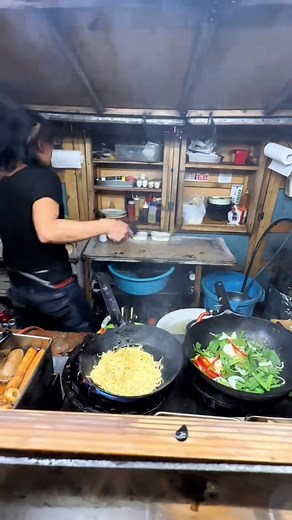 🔥 This is a true Japanese Yatai (street food stall), and the chef is an absolute artist. #streetfood #japanesefood #firecooking #wok #foodasmr #japan #yatai #gyoza #yakisoba #reels #foodie #屋台 #グルメ #B級グルメ #餃子 #焼きそば #美食 #日本美食 #맛집 #일식 #ẨmThực #mónNhật #foodieph | Asian Street Food