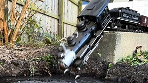 原up主拍摄的非常棒的蒸汽机车模型坠桥并被吊车从水里打捞出来的视频搬运～轨道交通火车迷Steamlocomotive火车头railfan机辆模式列车场景摆拍～