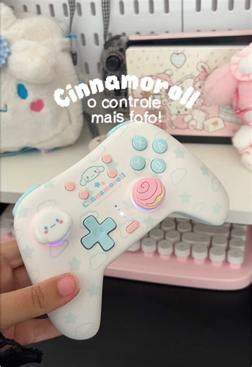 Mais um pra coleção da Sanrio com a @GeekShare! Que controle mais fofoooo, to apaixonada 😭🩷🤍🩵 Também dá pra usar ele com cabo, que inclusive é azulzinho tbm, uma fofura! Compatível com PC/ Switch 1 / Switch 2 E sim, ele já vem com os thumb grips mais perfeitos do mundo 🫶🏻 #controlegamer #cinnamoroll #sanrio #pcgamer Parceria*