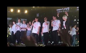 2018迪拜SMTown 安七炫Kangta带领后辈演唱SMTown版“难忘今宵”《光》（但这是写给H.O.T.的歌啊）