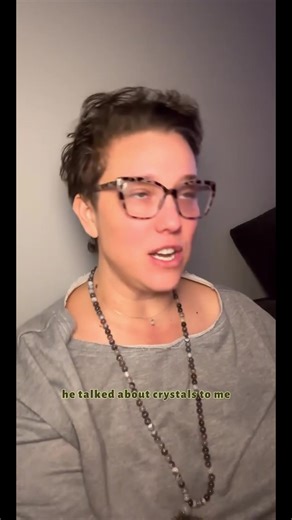 The Crystal Bible: A Definitive Guide to Crystals -- Judy Hall - Paperback