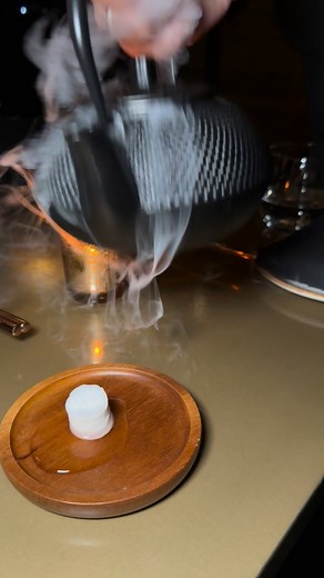 Compressed Towel Tablet with Dry Ice 😀🧊 | Foody Fetish