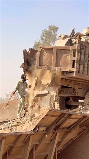 Trolly Unloding in stone Crushing plant jam tital , “very Dangerous Prosses in worker life 😨🔥