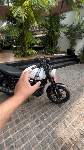 Motorbuddy on Instagram: "Ronin All variants *TVS Ronin* – the 225 cc neo‑retro cruiser that’s been turning heads since its launch. It’s powered by a single‑cylinder, oil‑cooled engine that dishes out about *20 PS* and *19.9 Nm* of torque, paired with a smooth 5‑speed gearbox and an assist‑slipper clutch for city‑friendly riding. The base model sits around *₹1.25 lakh* (ex‑showroom), while the top‑end trim nudges *₹1.60 lakh*. It comes with a digital LCD console, single‑channel ABS, LED lighting