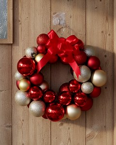 Make a Christmas wreath with a wire hanger! 🎄✨🧵 #christmas #creative #trick | Beamish DIY