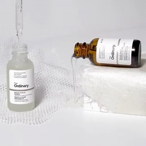 Our Salicylic family recently welcomed two new additions: The Ordinary Salicylic Acid 2% Solution and The Ordinary Salicylic Acid 2% Anhydrous Solution. What’s the difference?: 🧪️ The Ordinary Salicylic Acid 2% Anhydrous Solution is a gentler approach to salicylic acid. The formulation allows for slower release and helps reduce concerns of skin irritation that can be associated with the use of BHAs. 💦 The Ordinary Salicylic Acid 2% Solution is finally back after a long vacation and an even lon
